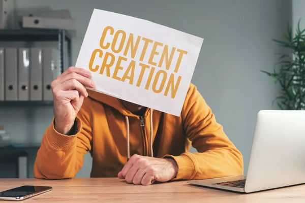 Content Creatie Man Die Papier Voor Zijn Gezicht Houdt Het — Stockfoto