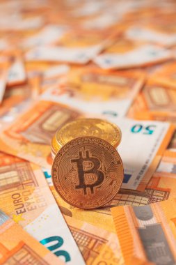 Döviz kurları konsepti için Bitcoin paraları ve Euro banknotları, seçici odak