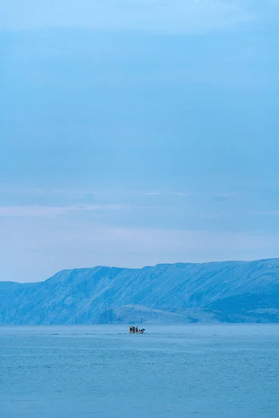 早朝にアドリア海の漁師と漁船 クバーナー湾のクリケビツァの町 — ストック写真