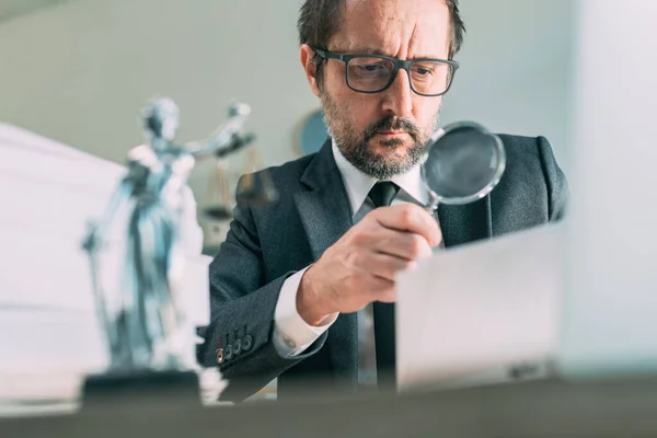 Advocaat Die Juridische Overeenkomst Leest Advocatenkantoor Selectieve Focus — Stockfoto