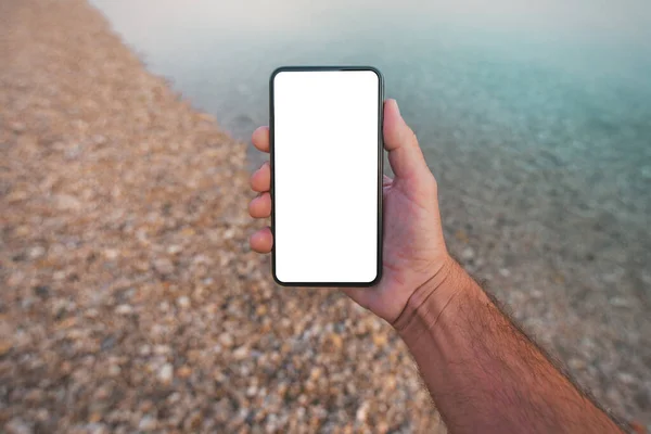 Man Die Aan Zee Staat Een Mobiele Smartphone Vasthoudt Met — Stockfoto