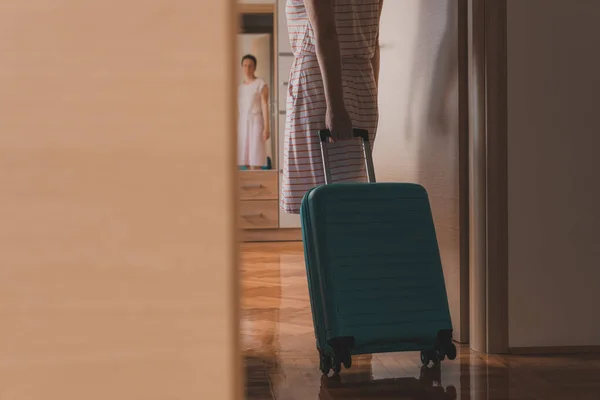 女游客将旅行行李箱拖进公寓房间 有选择地集中注意 — 图库照片