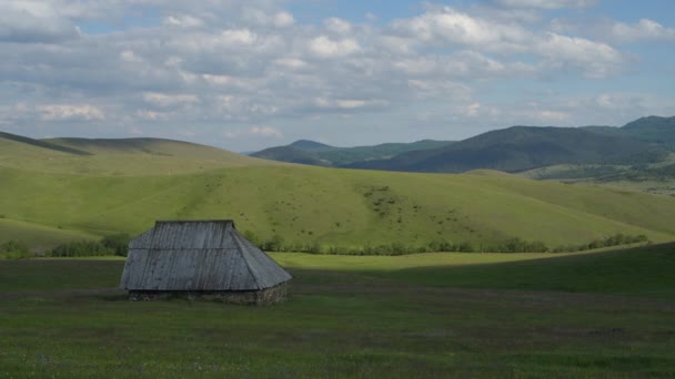 セルビアのZlatibor丘の羊飼い小屋のタイムラプス映像背景に白い雲 — ストック動画