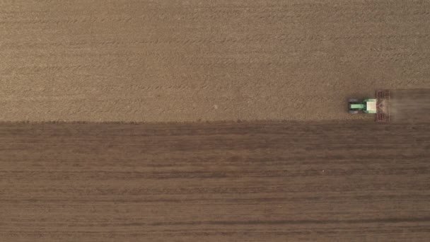 Повітряний Вигляд Сільськогосподарського Трактора Обробка Боронування Оранжевого Поля Безпосередньо Над — стокове відео