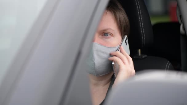 Erwachsene Frau Mit Schützender Gesichtsmaske Die Während Der Covid Pandemien — Stockvideo