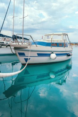 Deniz kenarındaki marinada balıkçı teknesi. Fotoğraf Hırvatistan 'ın Crikvenica kentinde çekildi.
