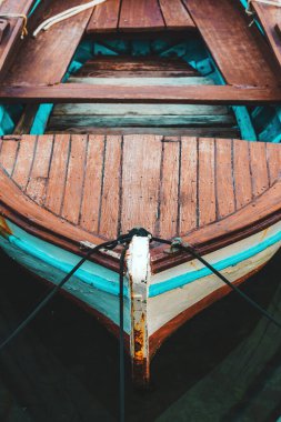 Deniz kenarındaki marinada balıkçı teknesi. Fotoğraf Hırvatistan 'ın Crikvenica kentinde çekildi.