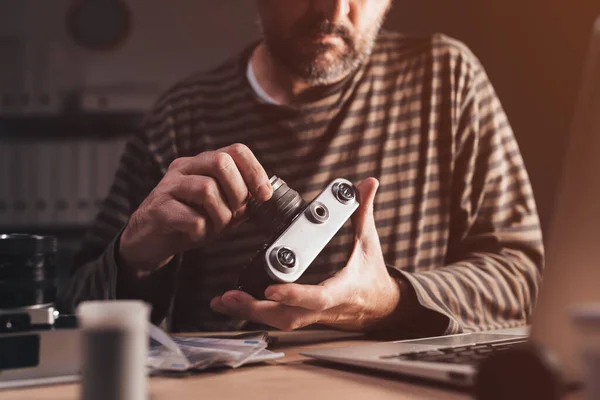 Fotografo Con Fotocamera Vintage Sul Posto Lavoro Messa Fuoco Selettiva — Foto Stock