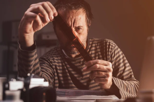 Fotógrafo Revisando Vieja Cámara Analógica Tira Película Negativa Lugar Trabajo —  Fotos de Stock