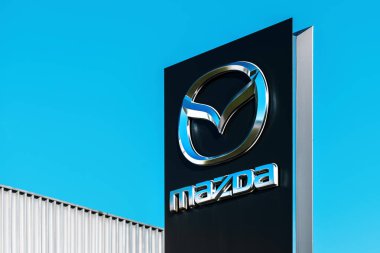 Novi Sad, Sırbistan - 16 Ocak 2022: Mazda otomobil galerisi mavi gökyüzüne karşı tabela. Mazda Motor Şirketi 'nin logosu, Japon çokuluslu otomobil üreticisi.
