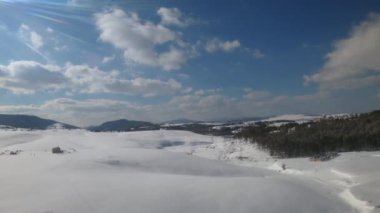 Sırbistan 'ın Zlatibor kentinde karlı dağ manzarası, güneşli kış günü