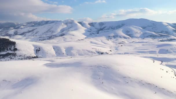 Gyönyörű Hegyi Táj Alatt Télen Délután Légi Felvétel Drón Pov — Stock videók
