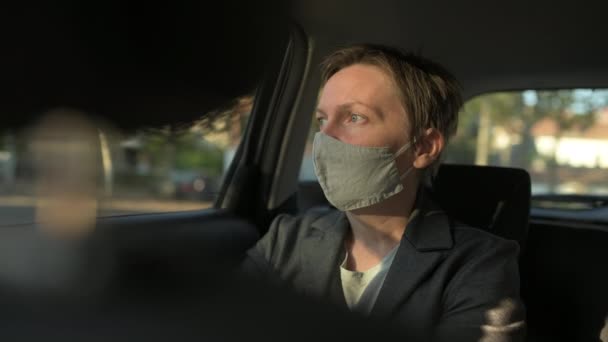 Donna Affari Preoccupata Con Maschera Protettiva Attesa Auto Guardando Fuori — Video Stock