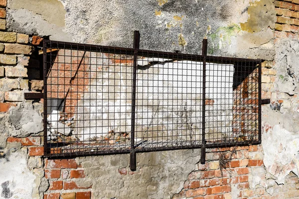 Eski Endüstriyel Bina Harabesi Hasarlı Tuğla Duvar Yıpranmış Bina Cephesi — Stok fotoğraf