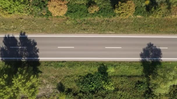 Letecký Pohled Černé Auto Asfaltové Cestě Přes Neměstskou Scenérii Dron — Stock video