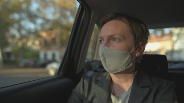 Besorgte Geschäftsfrau Mit Schutzmaske Die Auto Wartet Und Fenster Öffnet — Stockvideo