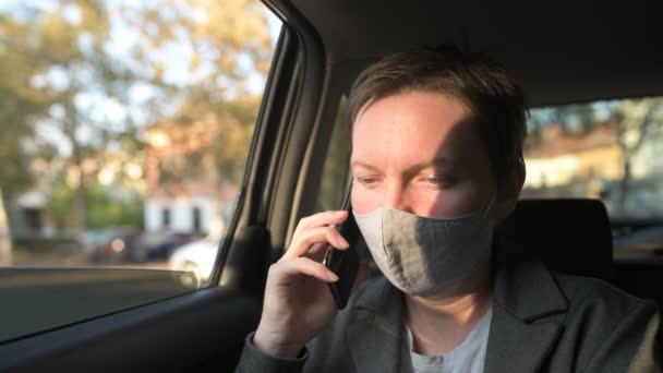 Empresária Séria Com Máscara Protetora Falando Celular Banco Trás Carro — Vídeo de Stock