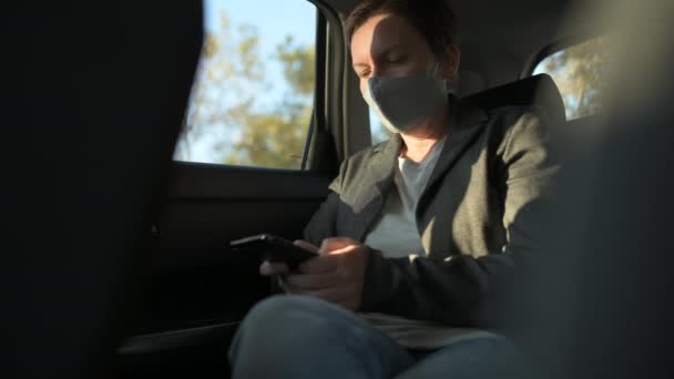 Empresária Digitando Mensagem Texto Carro Enquanto Usava Máscara Protetora Para — Vídeo de Stock