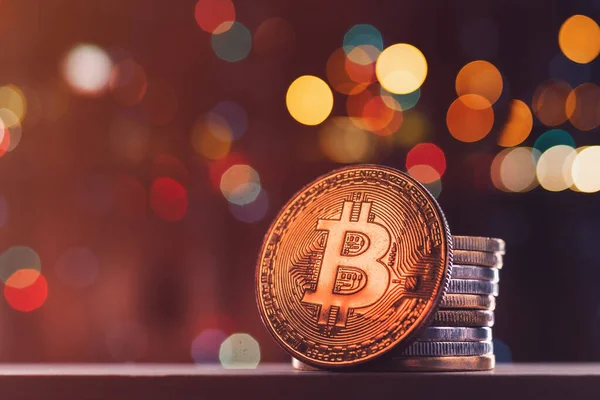 Bitcoin Mynt Med Julhelgen Dekoration Mynt Stack Och Färgglada Festliga — Stockfoto
