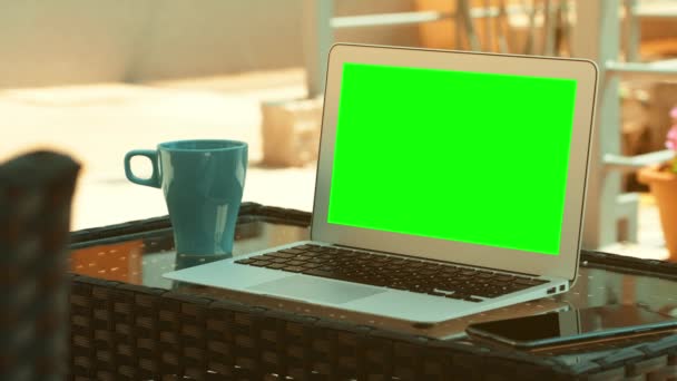 Φορητός Υπολογιστής Mockup Πράσινη Οθόνη Στο Σπίτι Μπαλκόνι Πρωί Του — Αρχείο Βίντεο