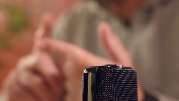 Homme Enregistrant Parole Sur Enregistreur Audio Portable Pratique Mise Point — Video