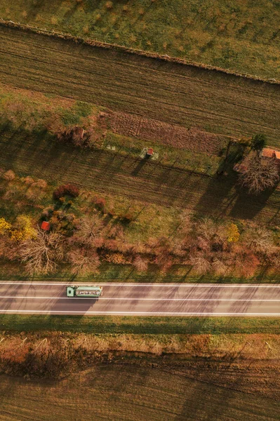 Widok Lotu Ptaka Cysterny Drodze Przez Jesienny Krajobraz Wiejski Góry — Zdjęcie stockowe