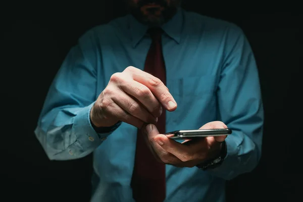 Mobiele Telefoon Zakelijke Communicatie Zakenman Afluisteren Smartphone Scherm Selectieve Focus — Stockfoto