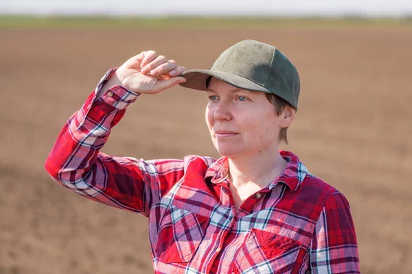 Portrét Farmářky Baseballovou Čepicí Kostkovanou Košilí Pózující Oraném Zemědělském Poli — Stock fotografie