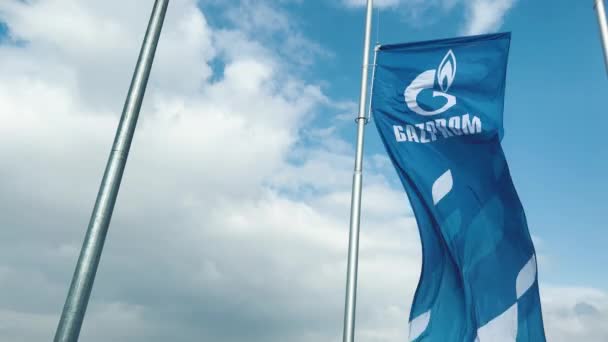 Cacak Serbia Marzo 2022 Bandera Gazprom Ondeando Con Viento Gasolinera — Vídeos de Stock