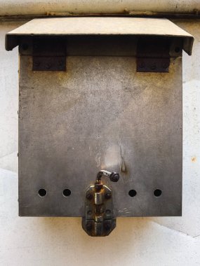 Eski metal posta kutusu, paslı metal bir kutu.