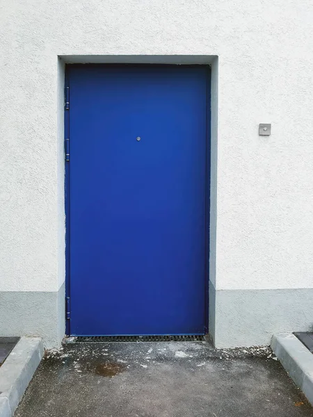 Industrieel Gebouw Achterdeur Blauwe Metalen Nooduitgang — Stockfoto