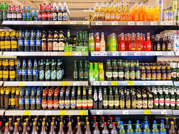 Novi Sad, Sırbistan - 14 Mart 2022: Novi Sad 'daki bir süpermarket rafında çeşitli bira şişeleri ve konserveler