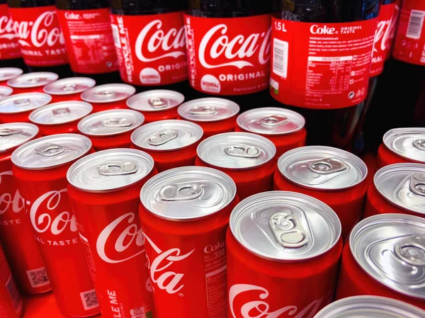 Novi Sad Sérvia Março 2022 Lata Coca Cola Garrafas Supermercado — Fotografia de Stock