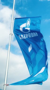 Cacak, Sırbistan - 10 Mart 2022: Sırbistan 'daki benzin istasyonunda Gazprom bayrağı dalgalanması. Gazprom, merkezi Saint Petersburg, Rusya 'da bulunan çok uluslu bir enerji şirketi.