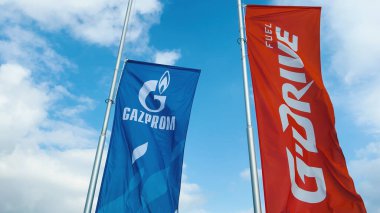 Cacak, Sırbistan - 10 Mart 2022: Sırbistan 'daki benzin istasyonunda Gazprom bayrağı dalgalanması. Gazprom, merkezi Saint Petersburg, Rusya 'da bulunan çok uluslu bir enerji şirketi.