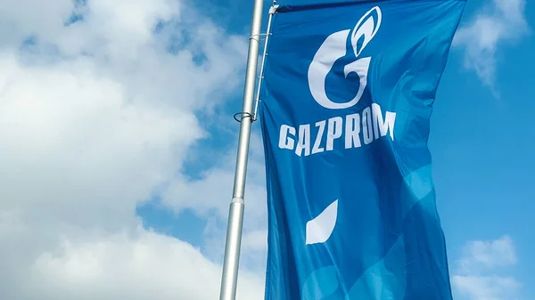Cacak セルビア 2022年3月10日 セルビアのガソリンスタンドで風になびくガスプロムの旗 ガスプロムは ロシアのサンクトペテルブルクに本社を置く多国籍エネルギー企業です — ストック写真