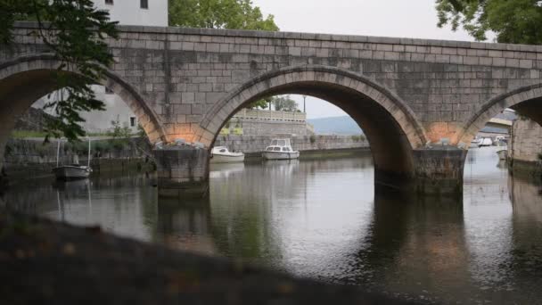 Crikvenica Kroatien Juli 2021 Alte Steinbrücke Über Den Fluss Dubracina — Stockvideo