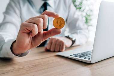 Bitcoin kripto para yatırımcısı konsepti, iş adamı bir kripto para teklif ediyor, seçici odak