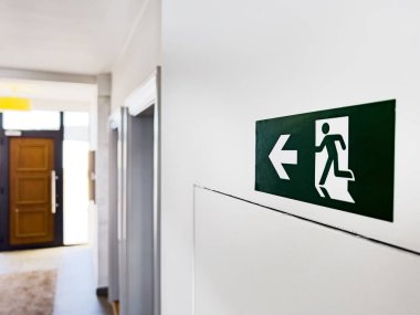 Apartmanda yangın çıkışı tabelası, seçici odak