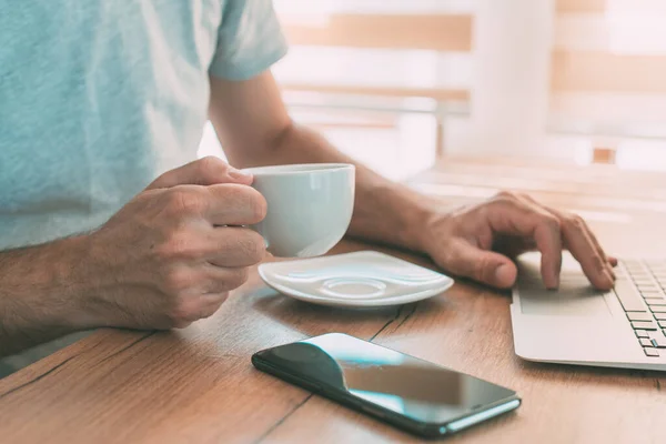Freelancer Está Bebendo Café Trabalhando Casa Computador Portátil Pela Manhã — Fotografia de Stock