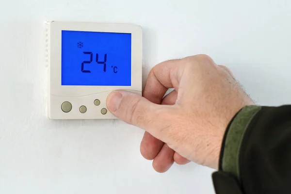 Mannelijke Hand Met Behulp Van Huisverwarming Koeling Systeem Control Unit — Stockfoto
