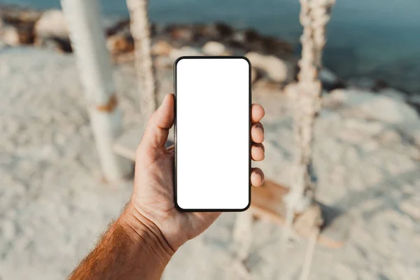 Homem Junto Mar Segurando Telefone Inteligente Móvel Com Tela Mockup — Fotografia de Stock