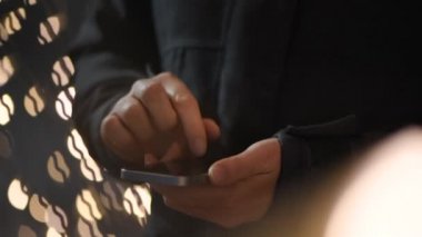 Geceleri mesajlaşmak için cep telefonu kullanan kadın ellerinin kapatılması, seçici bir odak noktası