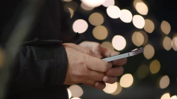 Fechar Mãos Femininas Usando Telefone Celular Para Mensagens Texto Noite — Vídeo de Stock