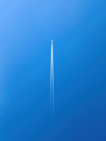 Yolcu Uçağı Açık Mavi Gökyüzünde Tam Aşağıda — Stok fotoğraf