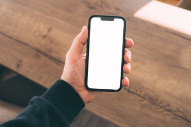 Akıllı telefon modeli erkek eli ile ev içi, seçici odaklanma