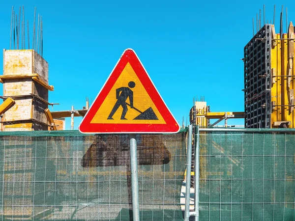 Señal Tráfico Trabajo Sitio Construcción Una Señalización Advertencia Hombres Trabajo — Foto de Stock
