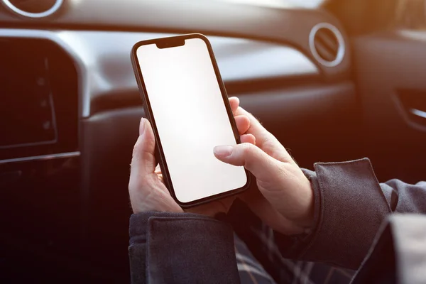 Passeggero Donna Auto Utilizzando Telefono Cellulare Con Schermo Bianco Vuoto — Foto Stock