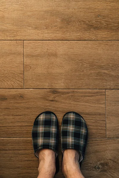 Mannelijke Voeten Dragen Geruite Slippers Badkamer Bovenaanzicht Met Kopieerruimte — Stockfoto