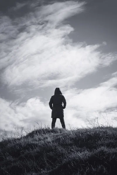 Tepenin Üzerinde Duran Kapüşonlu Ceketli Tek Renkli Siyah Beyaz Kadın — Stok fotoğraf